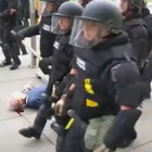 America, anziano manifestante spintonato a terra dagli agenti: è grave
