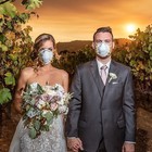 Incendi in California, la coppia di sposi posa per le foto di nozze con la mascherina