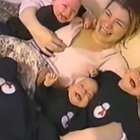 Le quattro gemelline ridono come il padre
