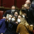 L'applauso del Parlamento e i selfie dopo la rielezione di Mattarella