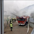 Incendio in hotel a Bressanone, donna morta intossicata: il tetto divorato dalle fiamme