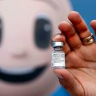 Vaccino bimbi, Palù: «Prossima settimana in Italia, lo farò ai miei nipoti». I Governatori frenano