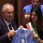 La Lazio presenta le maglie in Campidoglio e le regala alla sindaca Raggi VIDEO