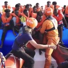 Ong tedesca salva 65 persone al largo della Libia: a bordo una giornalista. Salvini: «Vadano in Germania»