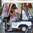 Pamela Prati sull'auto elettrica in centro a Roma con il suo "toy-boy" (Olycom)