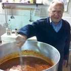 Dino Impagliazzo, lo chef dei poveri di Roma: cibo, vestiti e assistenza a più di 300 senzatetto. Mattarella lo nomina eroe della Repubblica