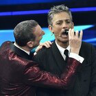 Sanremo 2021, Amadeus taglia i baffi a Fiorello
