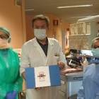 Milano, i tablet acquistati con la raccolta fondi "Più vicini" raggiungono i ricoverati in terapia intensiva: la consegna