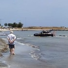 Lecce, entra in mare con l'auto per scaricare la moto d'acqua: la foto choc in spiaggia