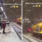 Battaglia (epica) a palle di neve in stazione: il treno è in ritardo e i pendolari si scatenano. Il video è virale su TikTok