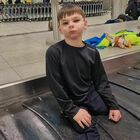 Bimbo di 8 anni perde le gambe per gli abusi dei genitori: costretto ad aspettare 5 ore a terra in aeroporto