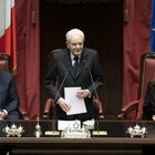Mattarella, il secondo giuramento: «Basta ritardi, ricostruiamo l'Italia». Standing ovation alla Camera