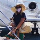 Sonia Bruganelli in partenza per le vacanze col jet privato. I fan notano un dettaglio: «Che brutta...»