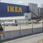 Ikea, stretta su dipendenti senza dosi in Gran Bretagna: se in isolamento per contatto con positivo solo salario minimo
