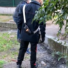 Roma, cocaina nelle siepi del giardino condominiale a San Basilio: in manette uno spacciatore