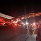 Esplode un caricabatterie sul volo New York-Londra: fiamme e terrore sull'aereo Foto Video