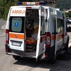 Muore mentre attende l'ambulanza arrivata dopo 90 minuti: «Non ci sono mezzi»