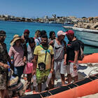 Migranti, sbarca a Lampedusa con il barboncino al guinzaglio: «Cerchiamo lavoro e libertà»