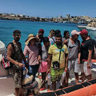Migranti, sbarca a Lampedusa con il barboncino al guinzaglio: «Cerchiamo lavoro e libertà»