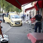 Brescia, auto travolge i tavolini di un bar: morta una donna di 45 anni