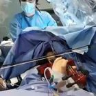 Taranto, le immagini dell'intervento al cervello mentre la paziente suona il violino