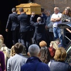 Folla commossa al funerale del ciclista travolto e ucciso da un camion sulla Tiburtina
