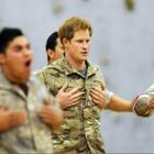 Il principe Harry, la perdita dei titoli militari lo fa soffrire: «Vorrei poter fare di più»