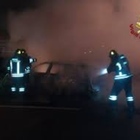 L'auto esplode dopo lo schianto con l'auto: morto carbonizzato