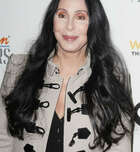 Cher conferma di uscire con Alexander Edwards e spegne le critiche: «40 anni di differenza di età? Noi siamo felici così»