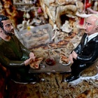 Putin e Zelensky fanno pace davanti ad una pizza. Purtroppo solo nel presepe