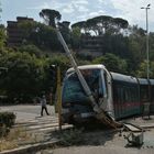 Roma, tram si scontra con un'auto e finisce contro un palo a piazzale Flaminio: feriti Foto