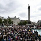 Londra, migliaia in piazza contro il lockdown: «Il Covid è una bufala, no a vaccini e mascherine»