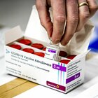 AstraZeneca, vertice d’emergenza dell'Ema: «Ma per ora niente rischi». Su 17 milioni di vaccinati, 37 tra embolie e trombosi