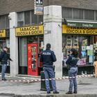Uccide il padre a coltellate mentre era seduto al bar: choc a Milano