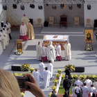 Papa Francesco, in 10mila allo stadio di Cipro: green pass per entrare e mascherina (ma non tutti le usavano)