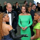 Kate Middleton, la mano di William scivola sul lato B mentre lei indossa il girocollo di Lady Diana (con smeraldi e diamanti)