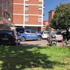 Morti due fratellini caduti da un palazzo a Bologna, le immagini del luogo