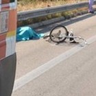 Ciclista investito e ucciso. Caccia al pirata della strada: «Trascinato dall'auto a folle velocità»