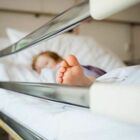 Bambina muore a 6 anni dopo una settimana di agonia. Disperata la mamma che ha causato l'incidente stradale fatale alla piccola