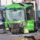 Milano, scontro tra un bus Atm e un camion dei rifiuti Amsa