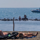 Temperature estive e folla al mare: i primi bagni a Ostia