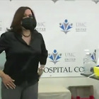Kamala Harris si vaccina: «È facile e sicuro, facciamolo tutti»