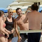 Matteo Salvini, ritorno al Papeete (senza Francesca) tra strette di mano e selfie