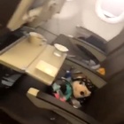 Caricabatterie portatile esplode in aereo: fuoco e fumo, paura in cabina
