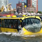 Rotterdam, dal giro per le vie del centro alla crociera sul fiume, ma rimanendo sempre a bordo: il tour è sull’autobus anfibio