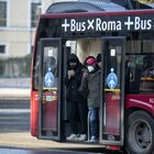 Roma, armato di coltello minaccia i passeggeri: l'autista avverte la polizia e lo fa arrestare