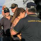 Carola Rackete lascia Lampedusa, oggi l'udienza di convalida. Salvini: «Spero in conferma arresto»
