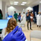 Braccio in silicone per il vaccino, chi è il no-vax che ha tentato la 'furbata'