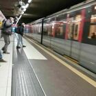 Milano choc, sparatoria in metro per una lite: paura tra i passeggeri, arrestato un ragazzo di vent'anni