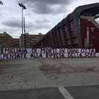 Torino, striscione di protesta dei tifosi granata contrari alla ripresa del campionato
